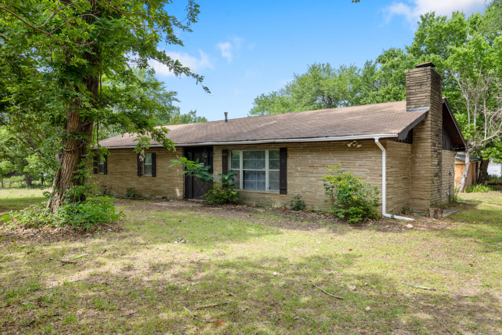 Front exterior view of a remodeled 3-bedroom lake house for sale near Lake Eufaula at 528 Stephens Road, Eufaula, OK.
